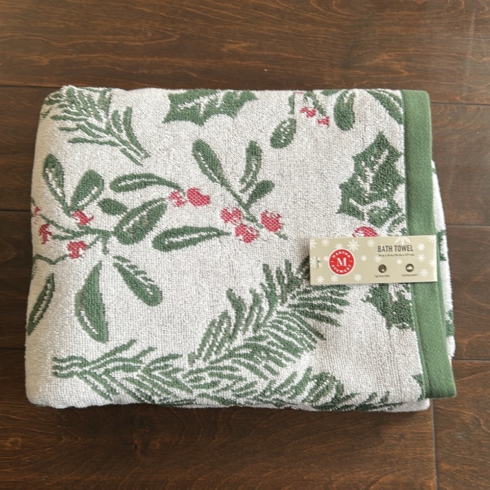 Martha Home Christmas Holly Berry  Bathroom Bath Towel NEW